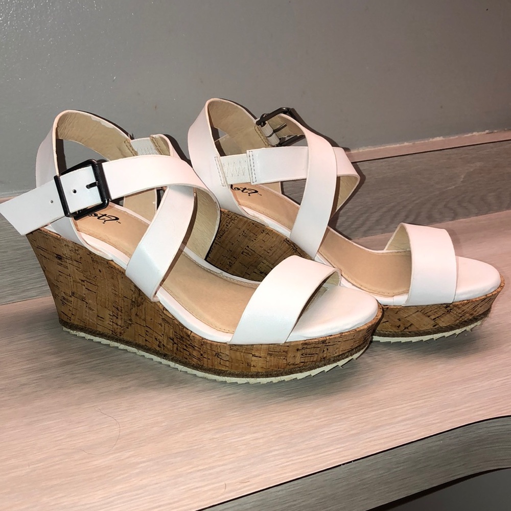 *Adorable* Sz. 9 wedges 💕